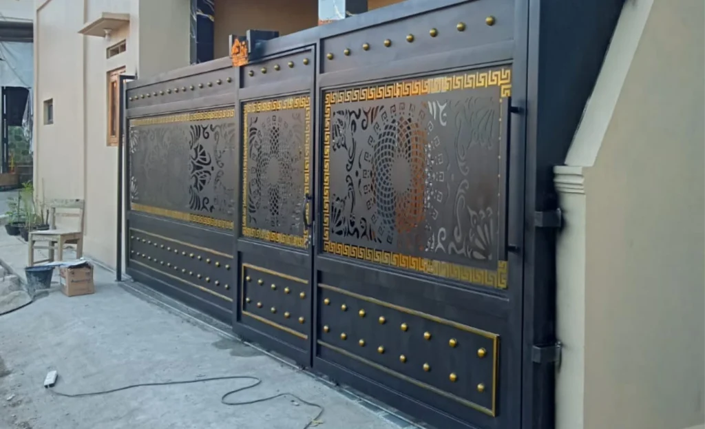 Pagar besi hitam hasil pengerjaan Ade Karya Steel di Tegal