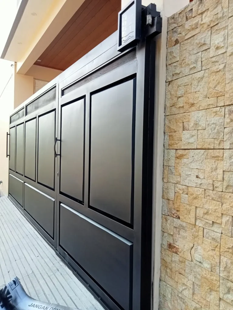 pintu pagar hitam buatan ade karya steel tegal