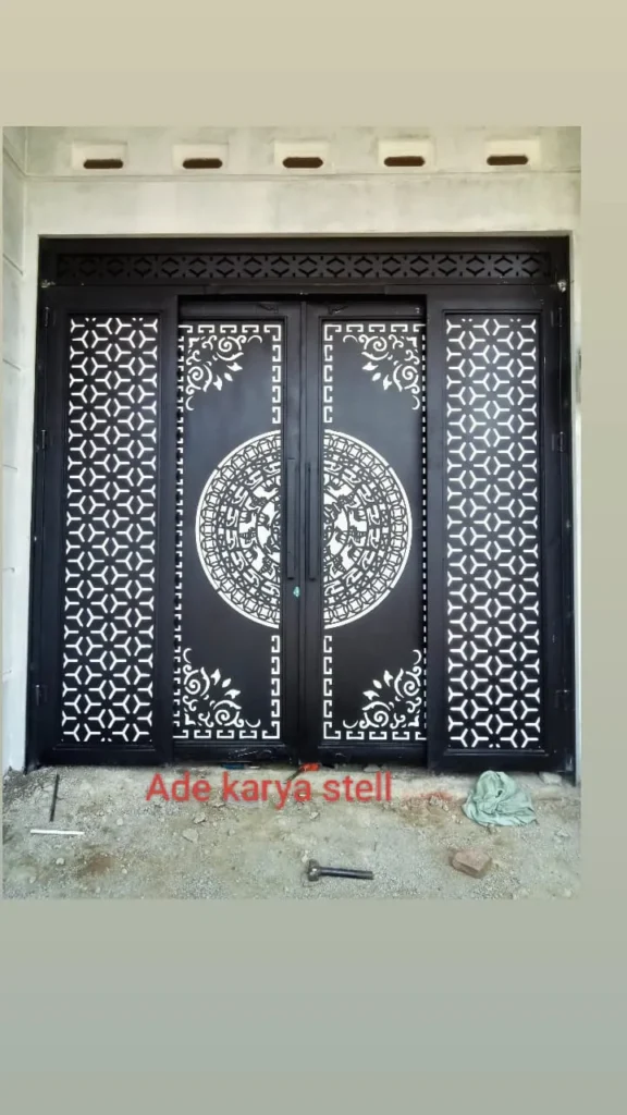 pintu besar berwarna hitam buatan ade karya steel tegal